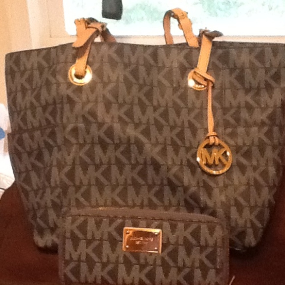 Michael Kors Elegant Black Tote Bag with Signature Design